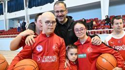 Bakan Kasapoğlu, down sendromlu milli sporcular ile basketbol oynadı