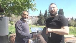Yolda bulduğu 2 bin 500 doları sahibine teslim etti