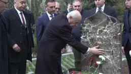 Devlet Bahçeli, Alparslan Türkeş'in kabrini ziyaret etti