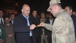 Bakan Soylu, Yeni Köprü'de asker ve vatandaşlara baklava ikram etti