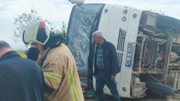 Bursa'da servis midibüsü kamyon ile çarpıştı: 22'si öğrenci 23 yaralı