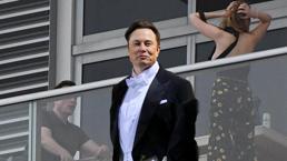 Elon Musk gizemli bir kadınla balkonda görüntülendi! Hararetli konuştular