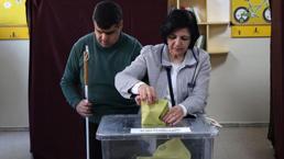 Türkiye'de seçim heyecanı! Engelli vatandaşlar oylarını kullandı