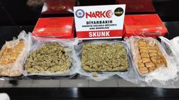 Üstü baklava ile kapatılmış tatlı kutularının içinden uyuşturucu çıktı