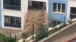 Ankara'da şaşkına çeviren görüntü! Sel suları apartmanın içinden geçti