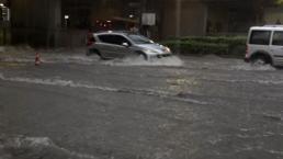 Ankara'da şiddetli sağanak sele neden oldu! Yollar göle döndü