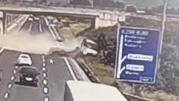  Damperi açık kalan kamyon üst geçide takıldı, karşı şeride geçip şarampole uçtu