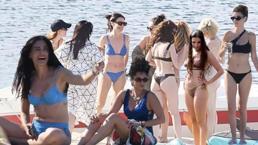 Ünlü isimler deniz ve güneşin tadını çıkarttı! İşte plajdan pozlar...