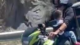 Motosikletli kuryenin tehlikeli yolculuğu! Bebeğin canını hiçe saydı