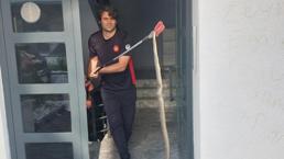 Apartmanın içine giren 3 buçuk metrelik yılan yakalandı
