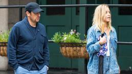 Ünlü oyuncu Jenny Mollen çırılçıplak otostop çekti o anları sosyal medyada paylaştı!