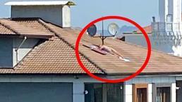 Çatıda çıplak halde güneşlendi! Polisleri fark edince hemen kaçtı