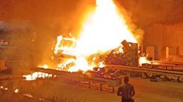 Otoban gişelerinde bariyere çarpan araç alev topuna döndü!