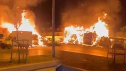 Bakırköy Veliefendi Hipodrumu önünde yarış atlarını taşıyan 5 kamyonet yandı