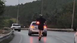 İstanbul trafiğinde büyük tehlike! Hızla şerit değiştirdi 