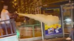 Duraktaki kişiye yangın söndürme tüpüyle gaz sıkıp görüntü çeken 7 kişiye gözaltı!