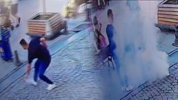 Yeni aldığı telefon yolda yürürken böyle yandı!