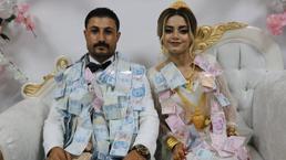 Gelin ve damada takılan takı dudak uçuklattı! Altın ve para yağdı