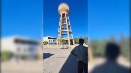 Depremde ağır hasar gören su kulesi, iş makinesiyle 15 saniyede yıkıldı
