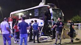 Yolcu taşıyan midibüs, direğe çarptı! Feci kazada yaralılar var