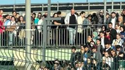 Vatandaşları isyan ettiren yoğunluk! Metrobüs duraklarında uzun kuyruklar oluştu