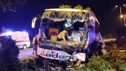 Yolcu otobüsü aydınlatma direğine çarptı: 16 yaralı