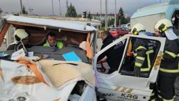 Yolcu minibüsü kamyonetle çarpıştı! Çok sayıda yaralı var