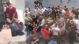 Eşinin boğazına bıçağı dayıyan kocaya meydan dayağı! Dehşete düşüren anlar kamera...