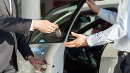 Sıfır ve ikinci el araba fiyatları sert düştü! Araba alacaklara kritik uyarı geldi 