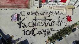 Liselerde 100. yıl coşkusu! Öğrenciler Atatürk’ün imzasını çizdiler