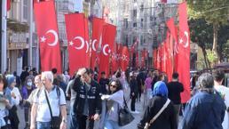 İstiklal Caddesi Türk bayraklarıyla donatıldı