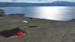 2241 metre rakımlı Balık Gölü manzarası eşliğinde dev Türk bayrağı ile uçtu