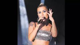 İrem Derici’nin paylaşımına kalp emojisi koydu, ortalık karıştı! “Gizemli enişte”