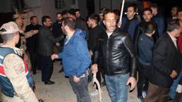 Taciz iddiası mahalleliyi sokağa döktü! Kalabalığı jandarma durdurdu