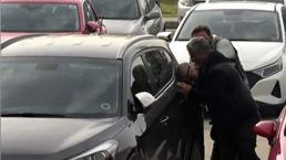 Adliyeye girmemek için direnen hırsızlık şüphelisi, başını otomobillere vurdu