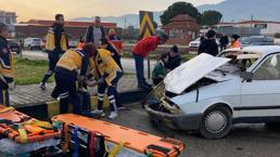 Manisa'da 2 otomobil çarpıştı; 8 yaralı