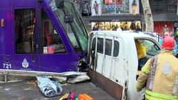 Karaköy'de tramvay kamyonete çarptı