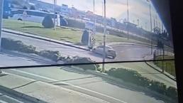 Bakırköy'de şerit değiştirmek isterken trafik polisine çarptı