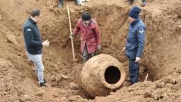 Tarlasında tarihi olduğu düşünülen küp buldu