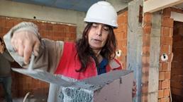 Aylık 60 bin liraya çalıştıracak usta bulamadı! Kıyafetlerini giyip inşaata girişti