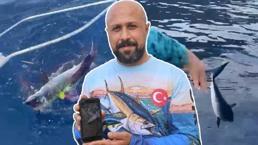 Burası Karadeniz değil! Oltasına takılan köpek balığı yavrusunu nasihat ederek denize bıraktı