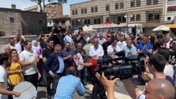Diyarbakır'da barış halayı kuruldu! Coşku meydanlara taştı,  esnaf işi bıraktı halaya durdu