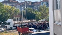 Tam 30 ton ürün Bursalılara ücretsiz dağıtıldı! Tırın önünde uzun kuyruklar oluştu