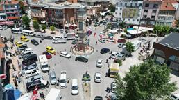 Tatilciler rotayı bu ilçeye çevirdi: Ne deniz var ne de yayla! Nüfus 4'e katlandı, iki araçtan biri yabancı plakalı...