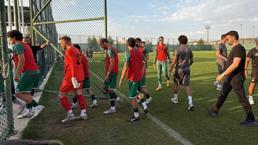 Bursaspor hazırlık maçında olay! Enes Çelik patladı, saha içine girdi: Takımı çekin