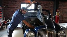 Hepsini tek tek ABD'den Bursa'ya getirdi! Özenle saklıyor, sokakta gören dönüp bir daha bakıyor