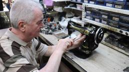 Eskişehir'in tek ustası! Hiç eğitim almadı, kendi kendini yetiştirdi! 100 yıllık makineleri bile çalıştırıyor!