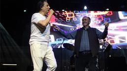 Çelik, Amasya konserinde mahalle muhtarıyla sahnede coştu