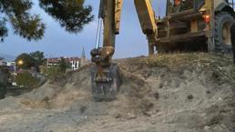 Belediye ekipleri yol kenarını kazarken buldu! Sırrı çözülemedi, soruşturma başlatıldı