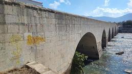 Tarihin sessiz tanığı Misis Köprüsü'ne çirkin saldırı!